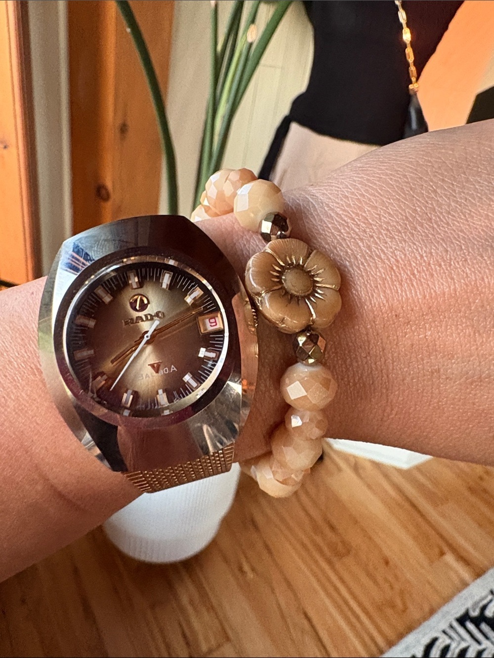 Czech Beads Beige Flower Stretch Bracelet - Picture 4 of 5